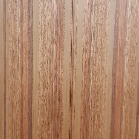 Holz mit roter Farbe