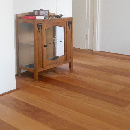 Wohnzimmer mit natürlichen braunen Holzböden
