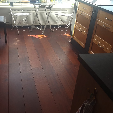 Wohnzimmer mit natürlichem rotem Holzboden